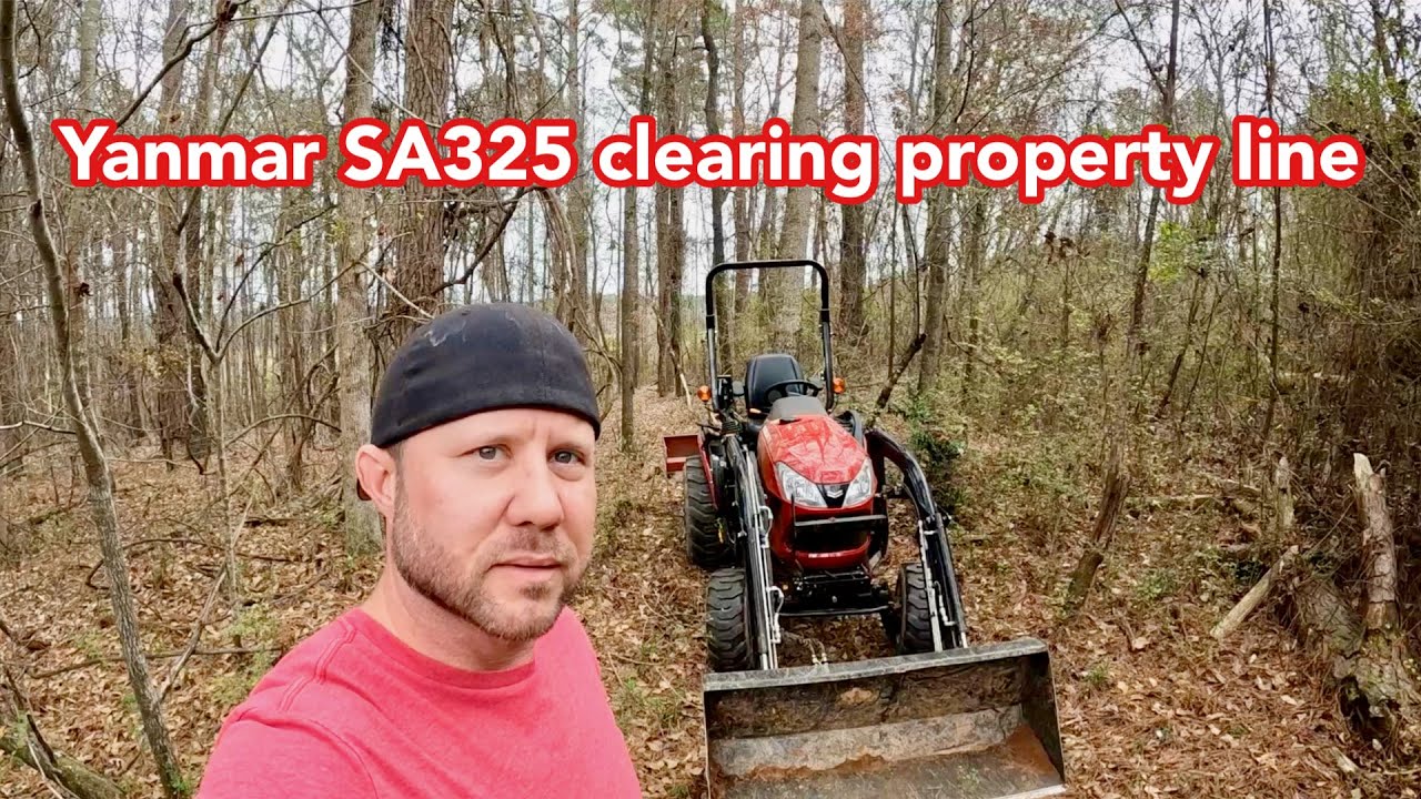 Танкер Yanmar SA325 расчищает границу участка под забор.