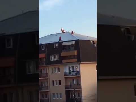 Punetoret e pasiguruar në çatinë e banesës 8-katëshe