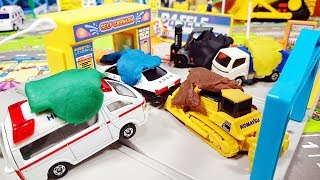 はたらくくるまをコイン洗車場できれいにしよう♪ パトカー ごみ収集車 フォークリフト トミカタウン おもちゃ アニメ 幼児 子供向け動画 乗り物 のりもの TOMICA TOY KIDS Vehicl