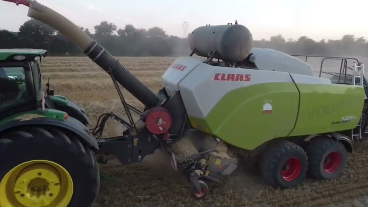 🚜 Pressage de paille broyée chez SARL DELPIERRE ! 🌾🔥