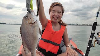 Inflatable Kayak Fishing Launch @ Punggol Beach Singapore! Big Sweet Lips Caught!