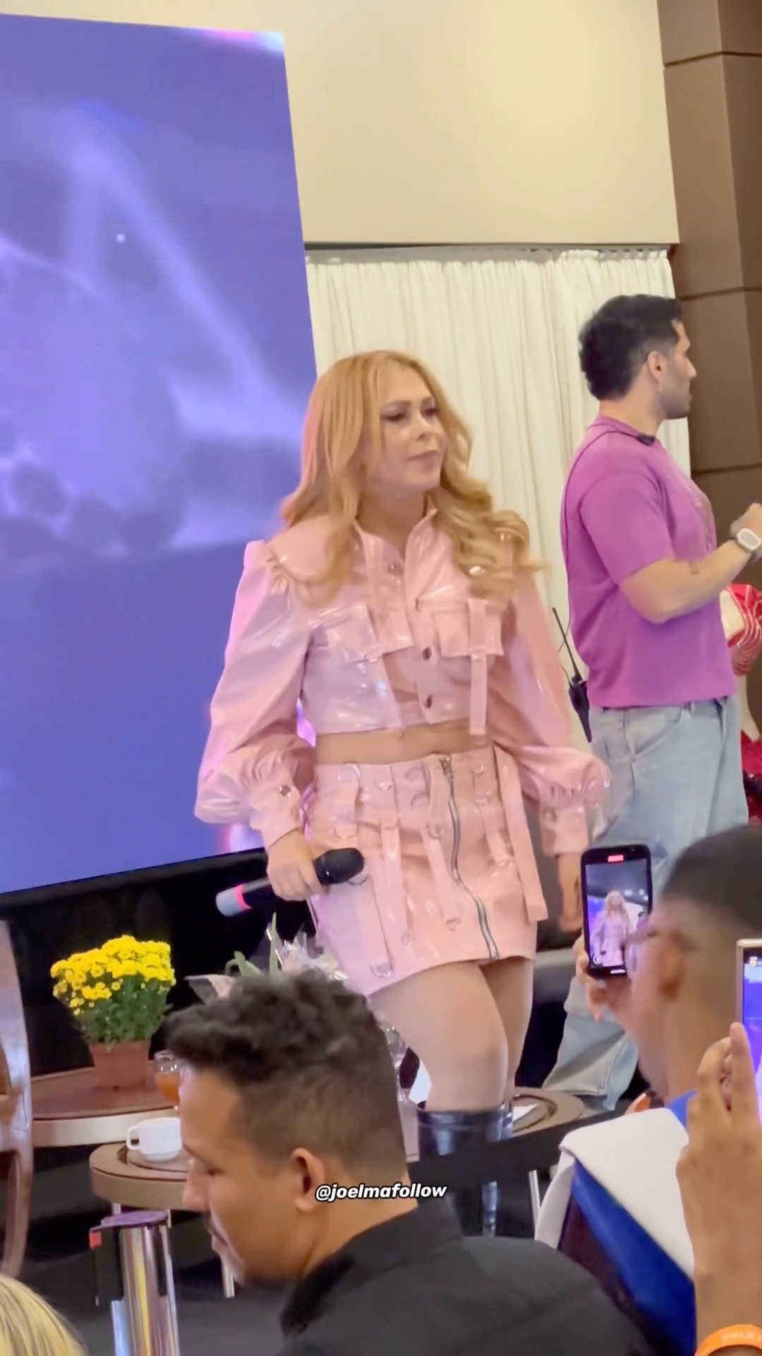Joelma cantando Vamos Ficar de Bem