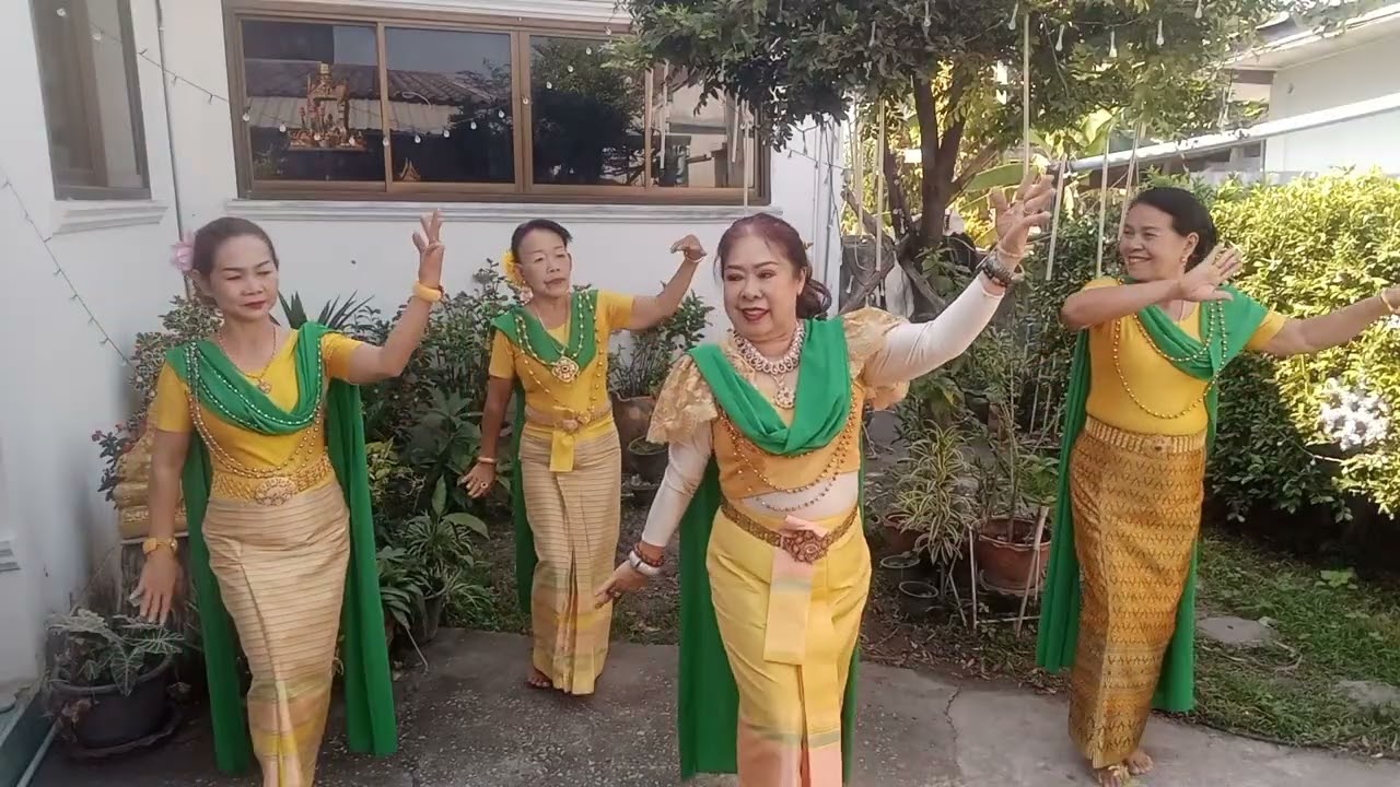 ฟ้อนรำถวายเทพไท้เทวาองค์ปู่พระพรหมตายายเจ้าที่เจ้าทางที่บ้านหนองพลวงน้อย