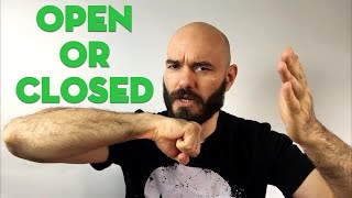 Elbow strikes: closed fist or open hand?