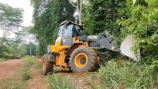 FAZENDO UMA LIMPEZA NO  BARRANCO COM PÁ CARREGADEIRA JCB 426ZX