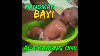 MANDIKAN bayi ALA kakung One@ sang cucu.