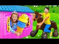 Sasha y Max juegan con un caballo de juguete y abren Minnie cafe para amigos