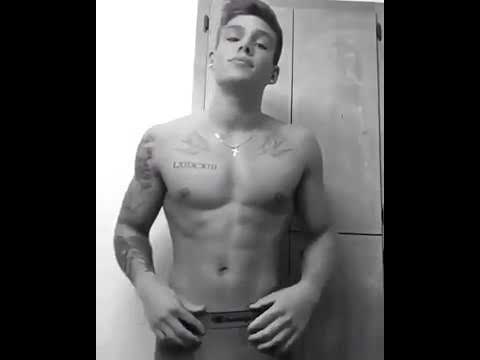 El chico más guapo del mundo se baja el bóxer. - YouTube