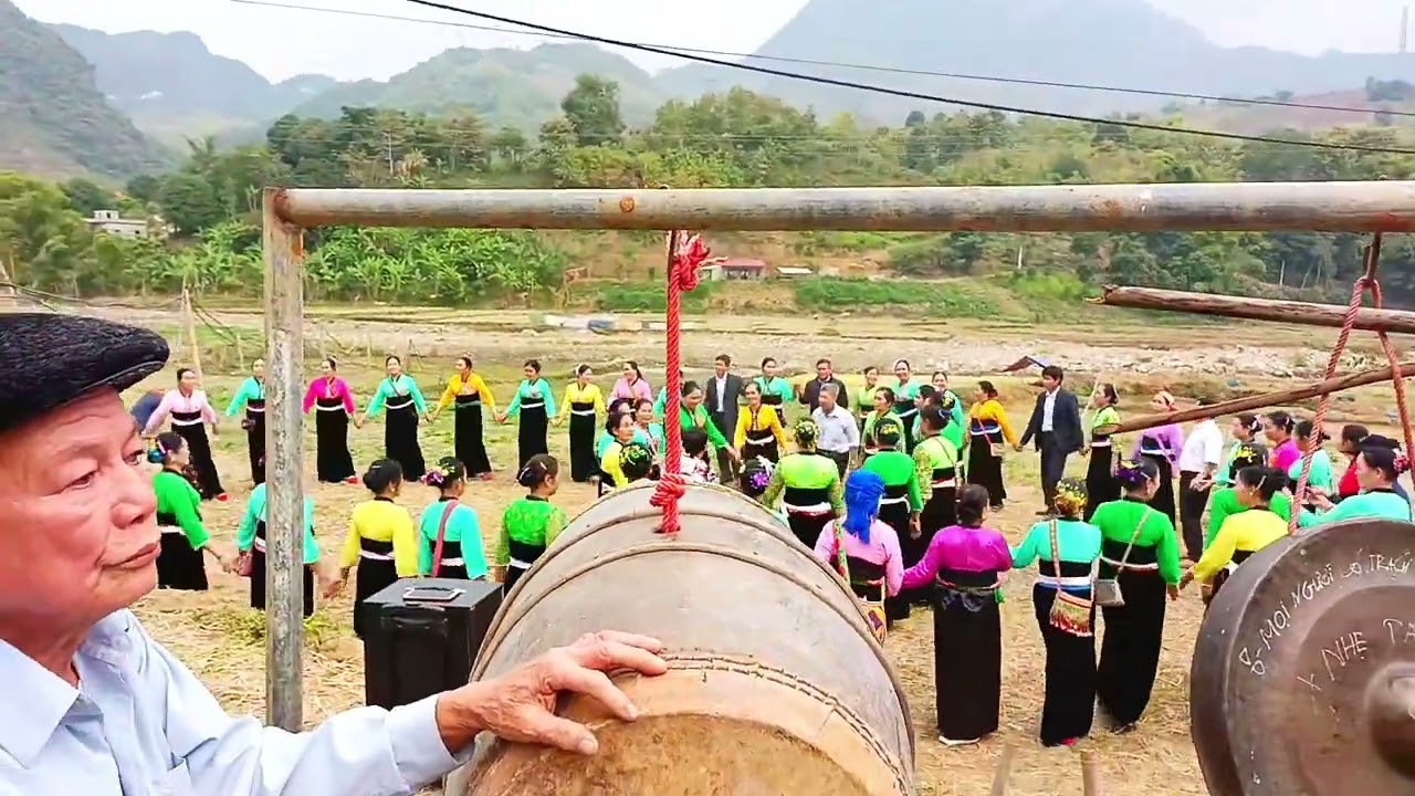 Múa xòe hay nhất xứ Mường. hoà tấu trống chiêng.