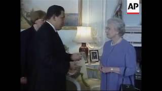 El día que Chavez intentó abrazar a S.M la Reina Isabel II y quedo en ridículo