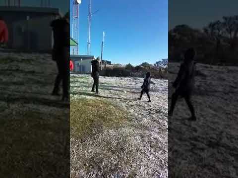 Família de Palhoça joga futebol na neve para se aquecer