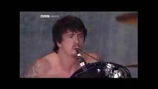 Queens Of The Stone Age feat  Dave Grohl  - Avon Glastonbury 2002 HQ