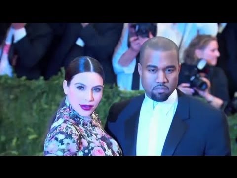 Vidéo: Mignonne! Kim Kardashian partage de nouvelles photos du nord-ouest