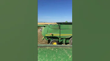 Kolik paliva spotřebuje kombajn John Deere?