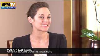 Zapping De Cannes - Une Fille Seins Nus Sur Le Tapis Rouge