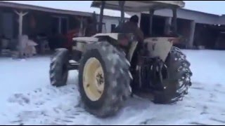 Lamborghini traktor drift na snegu