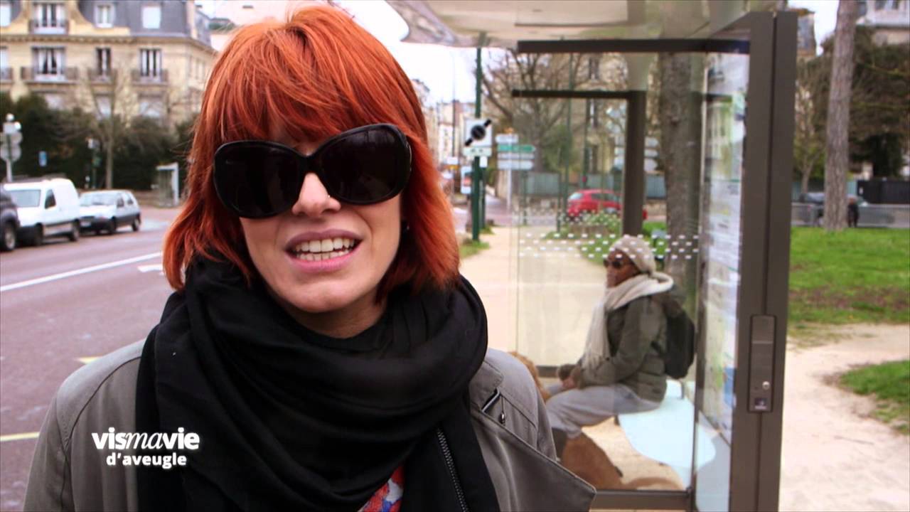 Fauve Hautot dans la peau d'un malvoyant ! [EXTRAIT]