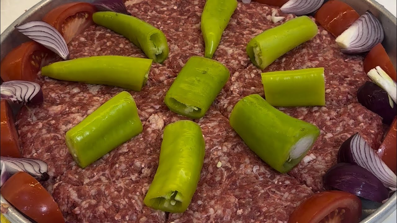 Misafirlerinize hazırlayacağınız tepsi ortasında kebap lezzetinde güzel bir ana yemek Misafirlerinize hazırlayacağınız tepsi ortasında kebap lezzetinde güzel bir ana yemek
