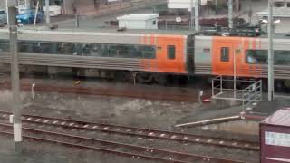 2024/03/23JR四国8000系L5+S2編成特急しおかぜ.いしづち15号松山行新居浜駅発車 (瀬戸大橋線3億人ステッカーあり)