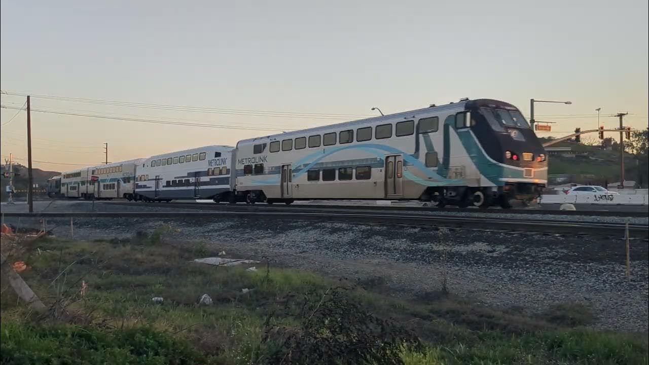Metrolink 931 rushing towards Jurupa Valley Station YouTube