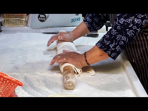 Amazing Handmade Noodle Soup - Kalguksu (칼국수) - Korean street food