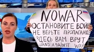 Guerre en Ukraine : une journaliste russe brandit en direct à la télé une pancarte anti-propagande