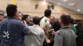 شاهد ضابطا إيرانيا يعتدي على مواطن عراقي بمنفذ حدودي