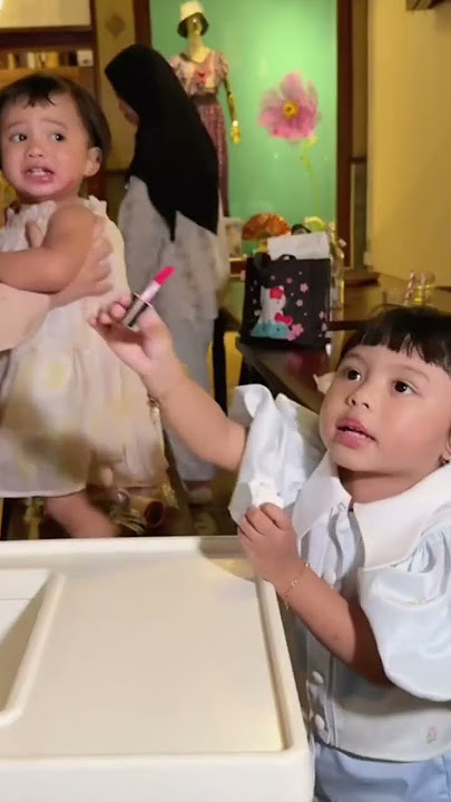 AZURA FIGHTS WITH AMEENA WHO DOESN'T WANT TO GIVE HER LIPSTICK TO GEMMI #ameena #azura #krisdayanti