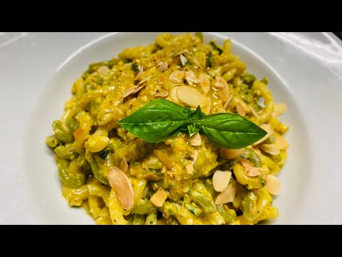 Pasta con Pesto di fiori di zucca. Una bontà indescrivibile questa gramigna . provare per credere