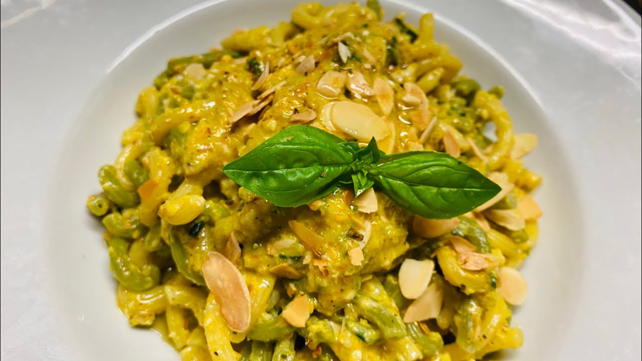 Pasta con Pesto di fiori di zucca. Una bontà indescrivibile questa gramigna . provare per credere