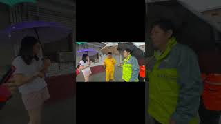 台東市區多處積水 議員及里長抬洗腎阿嬤涉水上車