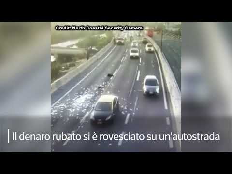 Piovono soldi su un’autostrada del Cile: il furto e poi le banconote sparse sulla carreggiata
