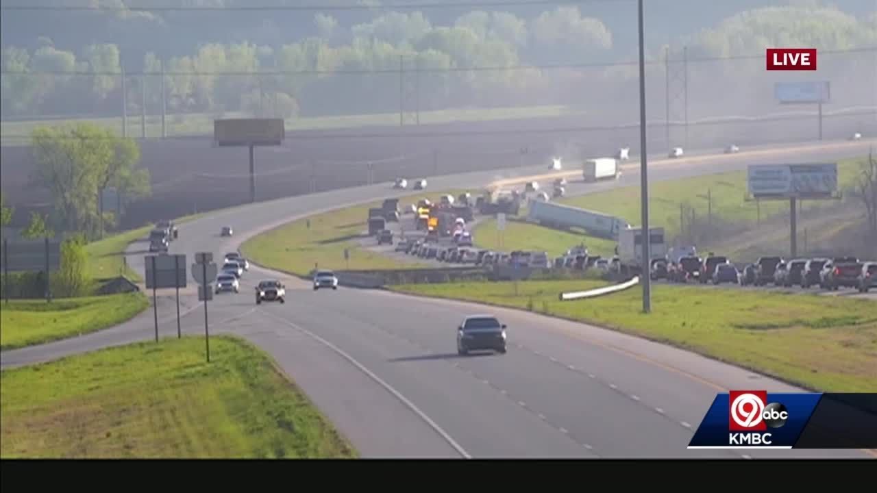 Large crash reported on I-435 at Wolcott Drive in Kansas City, Kansas