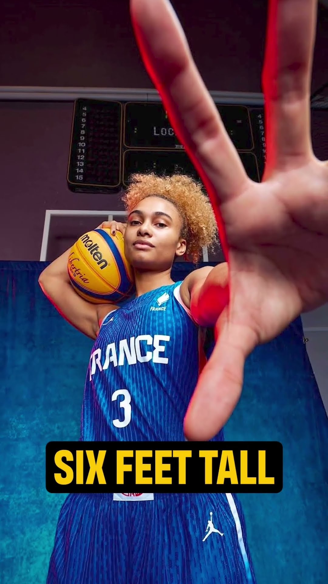 Wemby's sister is a hooper too ?? (via @eve_wemba/TT)