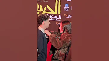 ريتاج بنت الفنانة ايمان العاصي بتظبط قميص خالها في عرض خاص فيلم الحريفة 2 