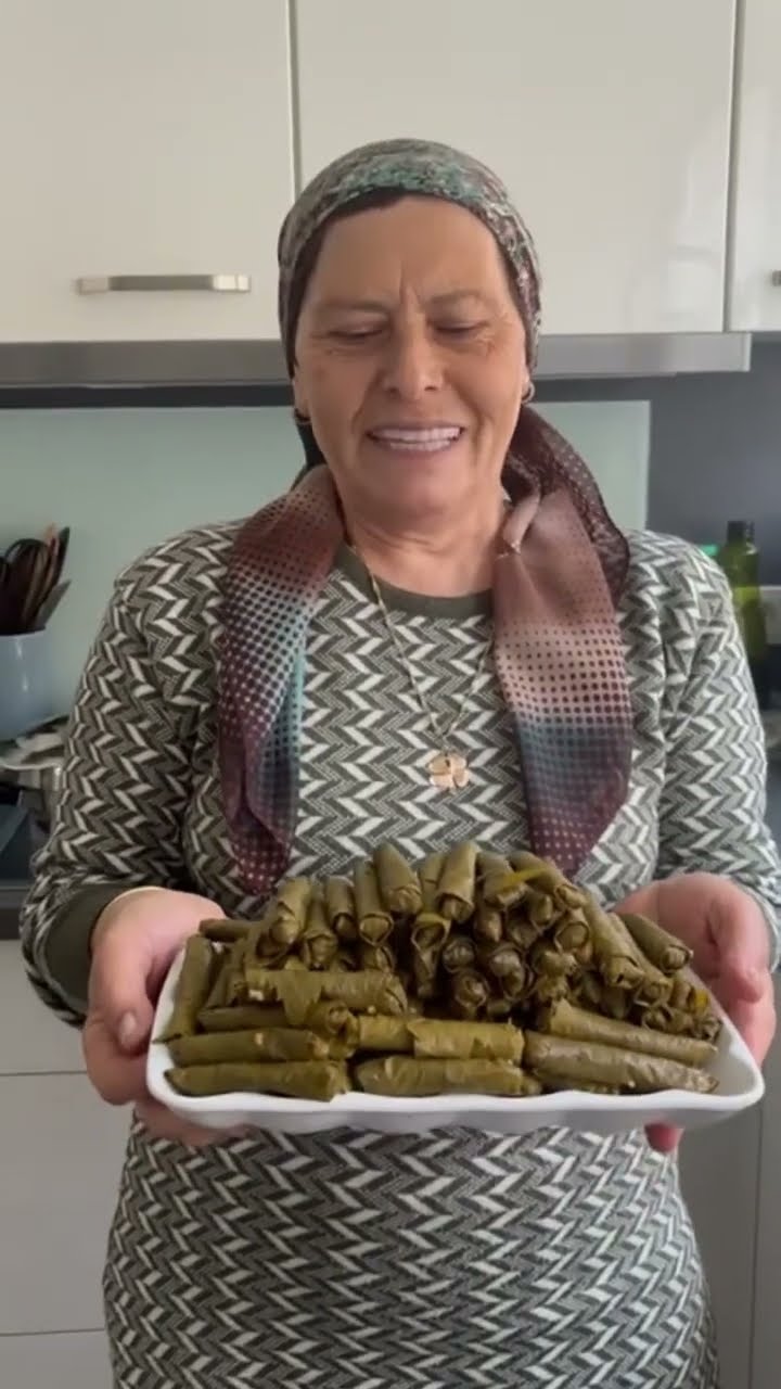 Omakochtambesten Sarma Gefüllte Weinblätter Live 🤤 - YouTube Omakochtambesten Sarma Gefüllte Weinblätter Live 🤤 - YouTube