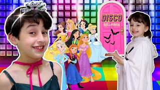 Mimi quer entrar na Festa de HALLOWEEN para princesas - Pretend Play Halloween Toys with Friends