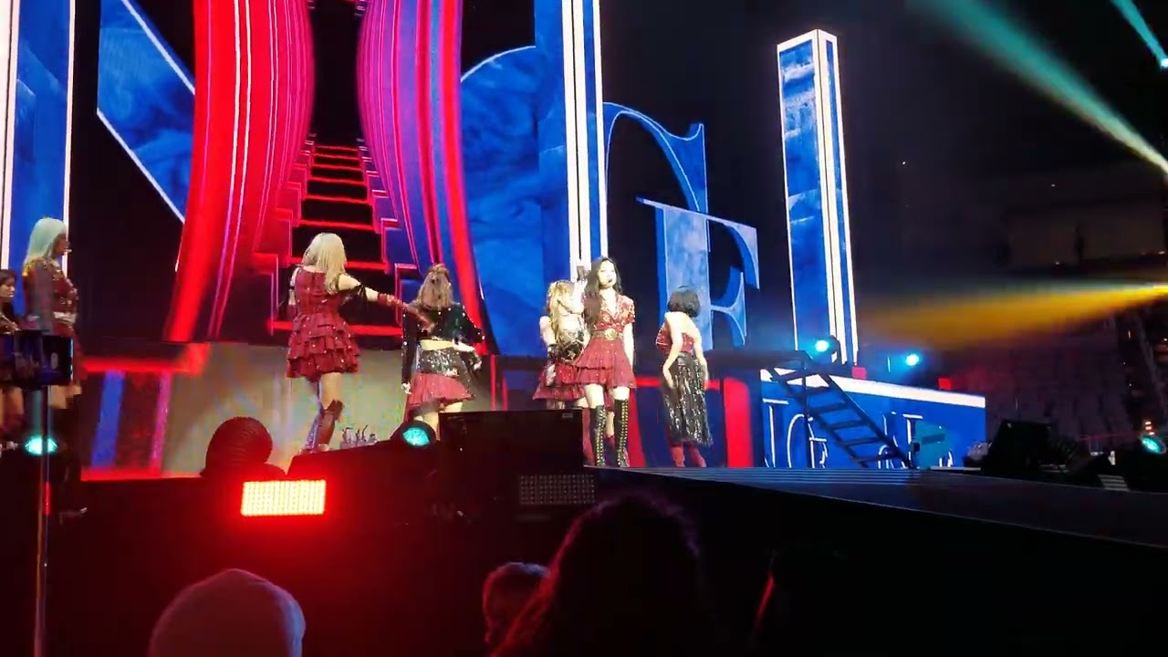 TWICE (트와이스) - UP NO MORE - Twice III Tour Dallas | 220222 [FANCAM]