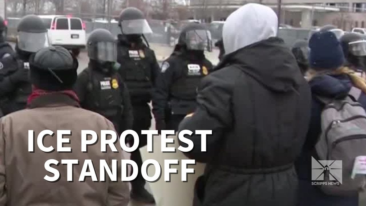 Federal officers confront protesters in Minneapolis - YouTube
