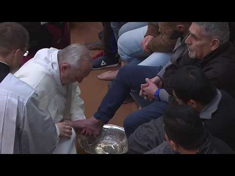 Papa besa los pies de siete reclusos en Jueves Santo