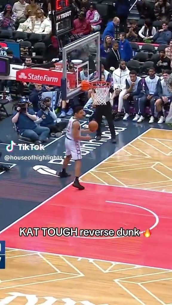 A lil sauce #hoodnews #basketball #knicks #karlanthonytowns #dunk #bball #ballislife #how #omg #wow