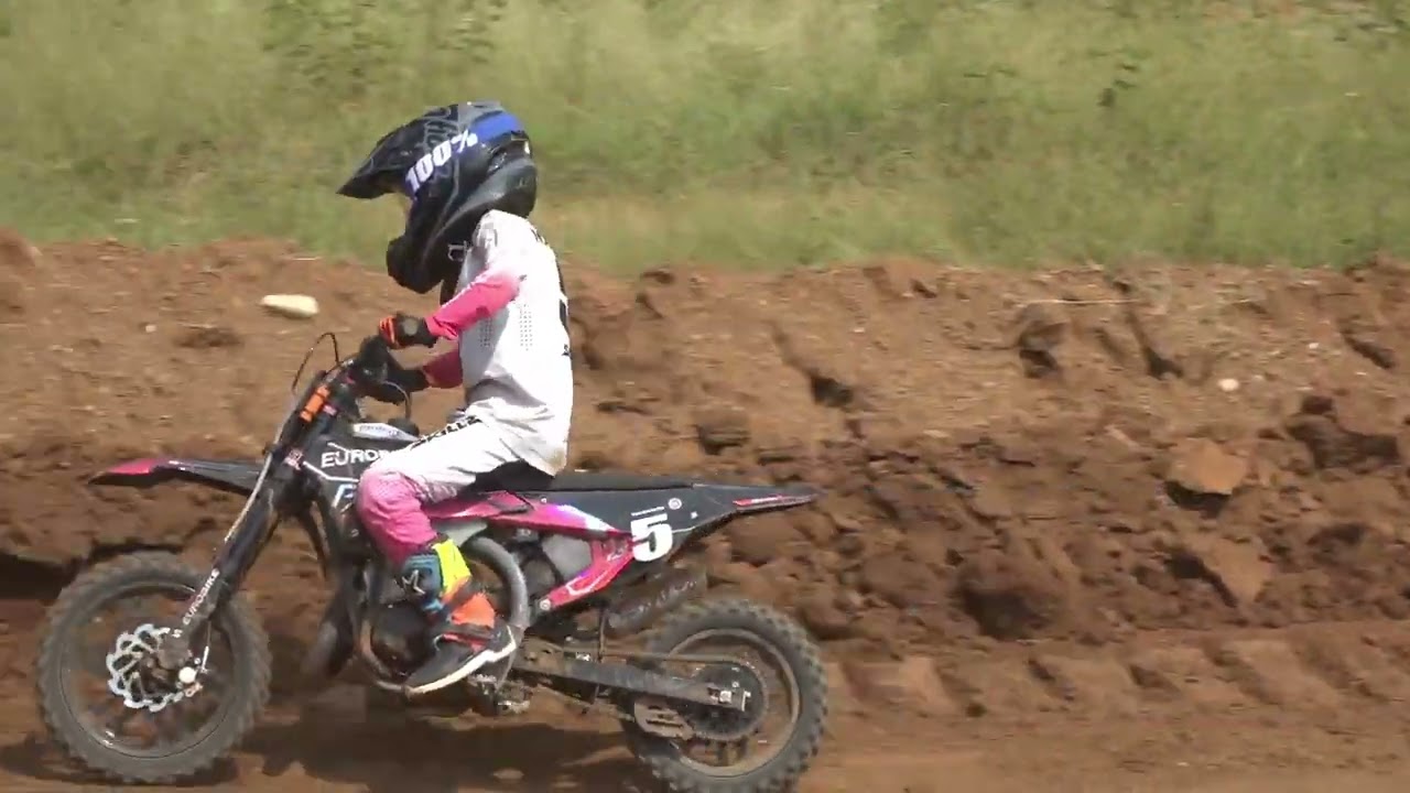 Aos 8 anos, moradora de Cianorte acumula vitórias e faz sucesso no motocross