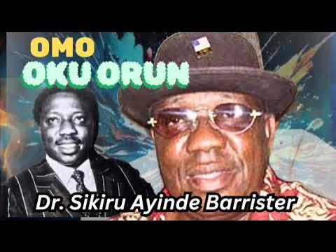 U forumda erkaklar oldida yalangoch edi.