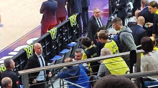 Başkan Saran Çevreden Gördüğü Ilgiye Karşılık Vererek, Salondaki Yerini Alır