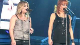 Kelly Clarkson &amp; Reba McEntire - Beautiful Disaster (Live), Baltimore, MD