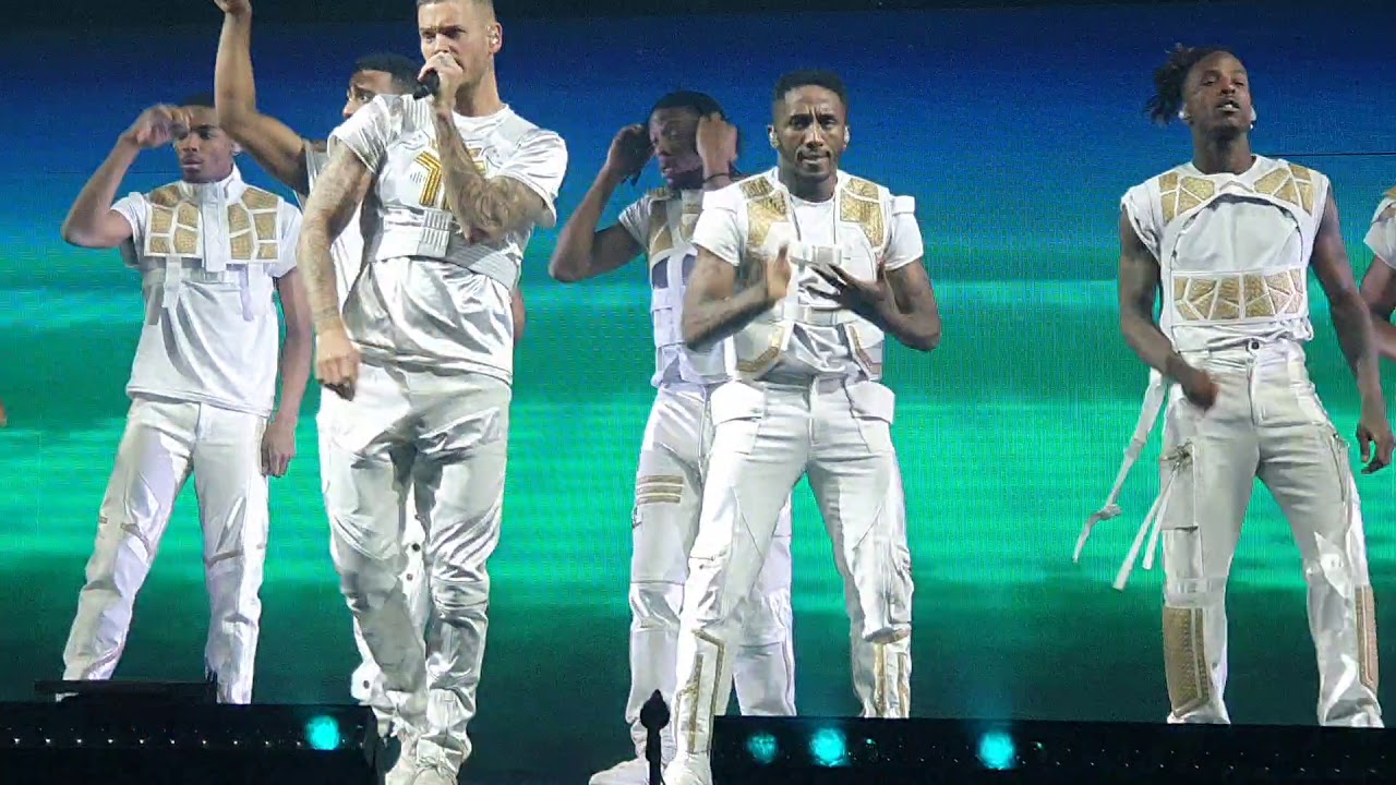 Pyramide tour entree , seul , two left feet