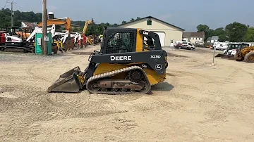 Kolik váží traktor John Deere 323D?