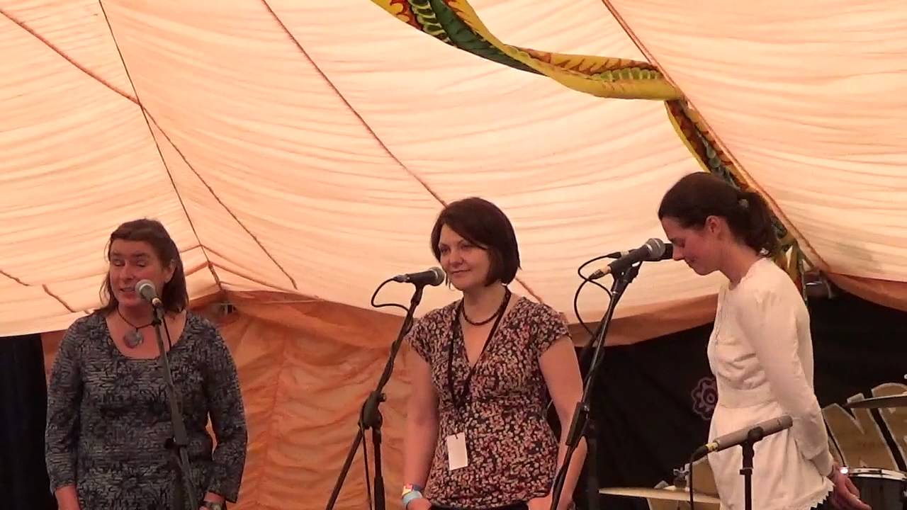 The Widow Yan Tan Tether sing the bawdy song at Beverley Folk Festival 2015032