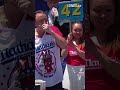 Slavný soutěžní jedlík Joey „Jaws“ Chestnut získal zpět svůj titul mistra v pojídání hot dogů.