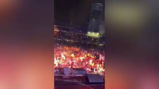 COSCULLUELA LE CANTA A SUS FANS DEBAJO DE LLUVIA